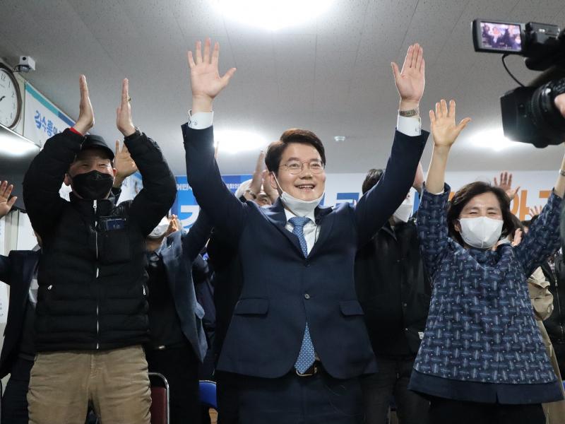  ▲ 더불어민주당 익산갑 김수흥 후보가 지난 15일 모현동에 마련된 선거사무소에서 당선이 확정되자 지지자들과 환호하고 있다.   ⓒ익산투데이