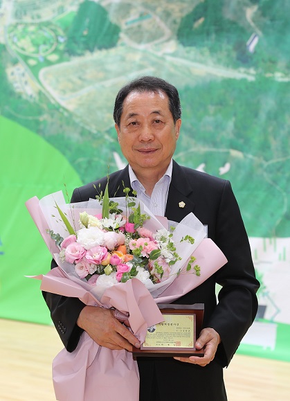  ▲ 익산시의회 김용균 의원이 지난 15일 전북도시군의회의장협의회 청렴교육연수에서 ‘지방의정봉사상`을 수상했다.   ⓒ익산투데이