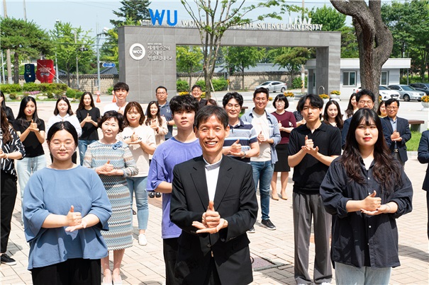  ▲ 원광보건대학교 백준흠 총장(가운데)과 학생들의 코로나19 감사 캠페인 사진 자료.   ⓒ익산투데이