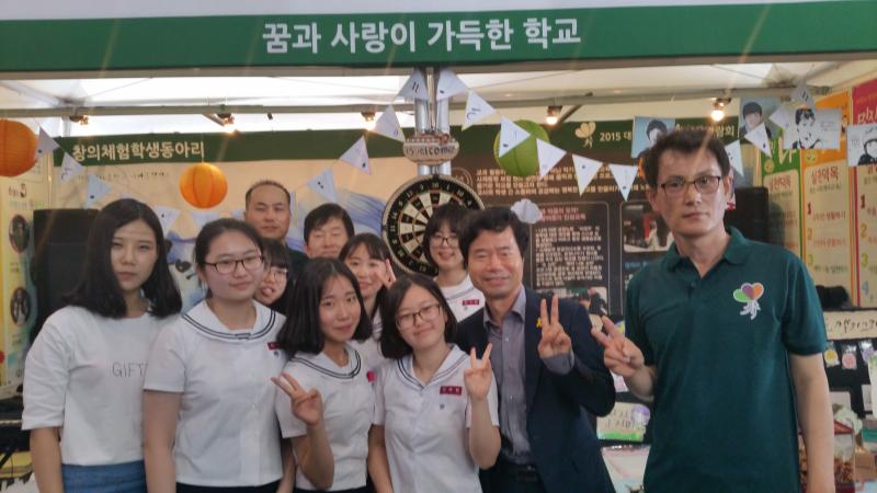  ▲ 원광여중 학생들과 김승환 교육감, 이재엽 교사(사진 왼쪽부터)   ⓒ익산투데이
